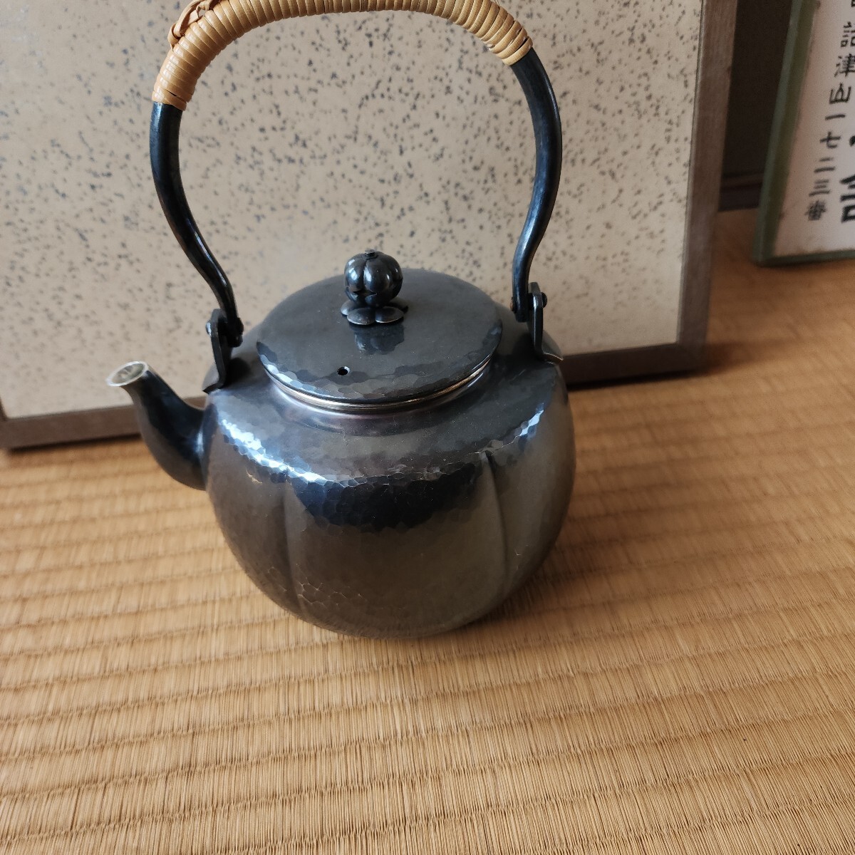 中古詳細不明茶道具 やかん 茶器 金属工芸 煎茶道具持ち手は竹弦巻箱無し現状品のみ 秀峯堂造 鉄瓶拍卖