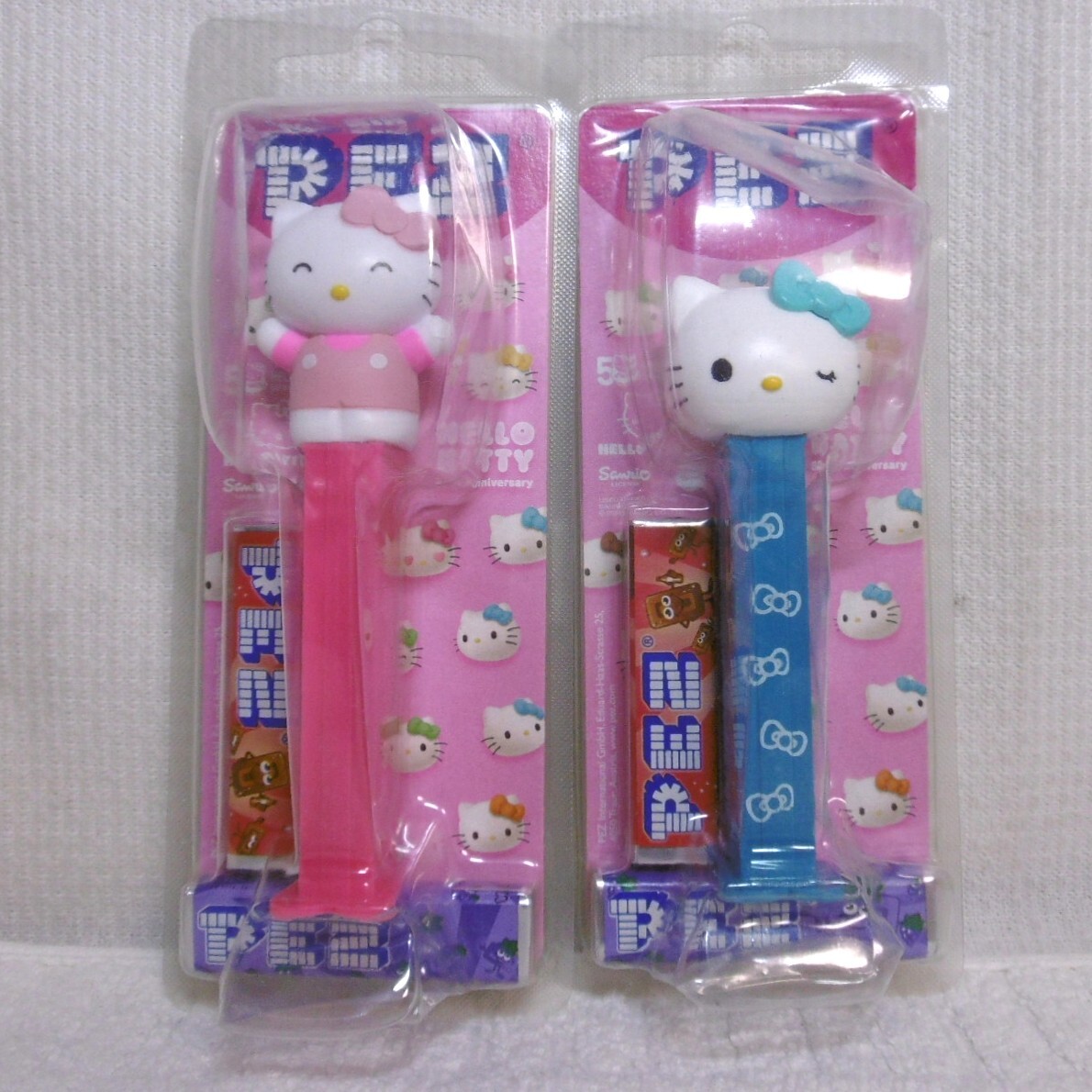 ☆PEZ ペッツ ハローキティ50周年 キティちゃん 2種 未開封品 ケース痛みあり 賞味期限切れ 2025/6☆拍卖