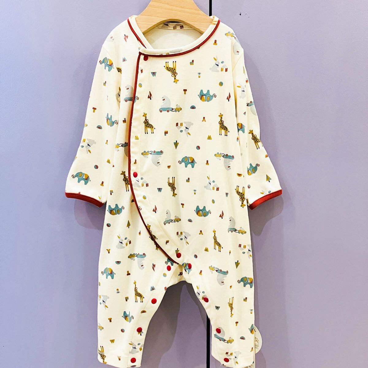 【新品未使用】mocmof モクモフ オフホワイト ミルク色 お着替えかんたんロンパース 80cm 長袖 動物 アニマル おもちゃ柄 ゾウ キリン拍卖