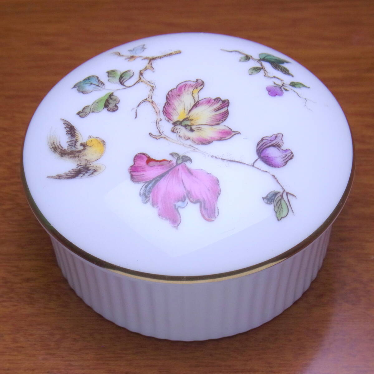 イギリス製 WEDGWOOD ウェッジウッド 蓋つき小物入れ アクセサリー入れ ピアス入れ拍卖