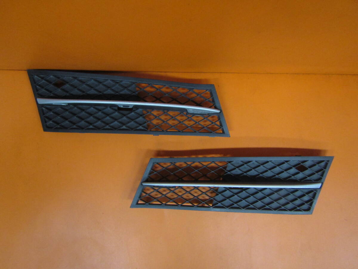 ☆送料無料☆良好品☆割れ・折れ無し☆BMW F10 F11 5シリーズ 純正 フロントバンパーグリル 左右セット 5111 7200699-09 5111 7200700-09拍卖