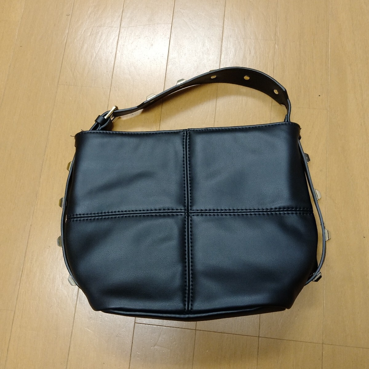 ZARA スタッズ付きバケットバッグ  黒 ブラック フェイクレザー拍卖