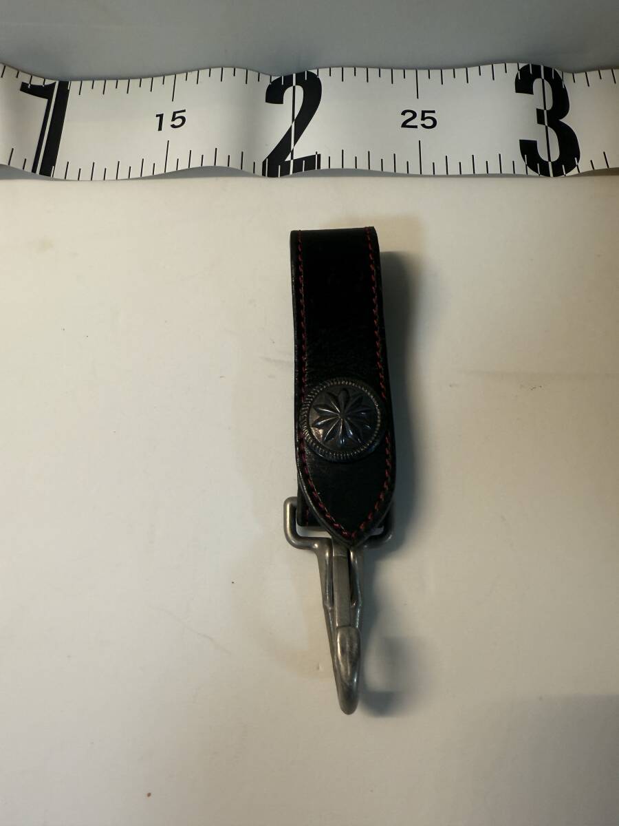 レザーキーホルダー 黒 赤ステッチ ベルトループ拍卖