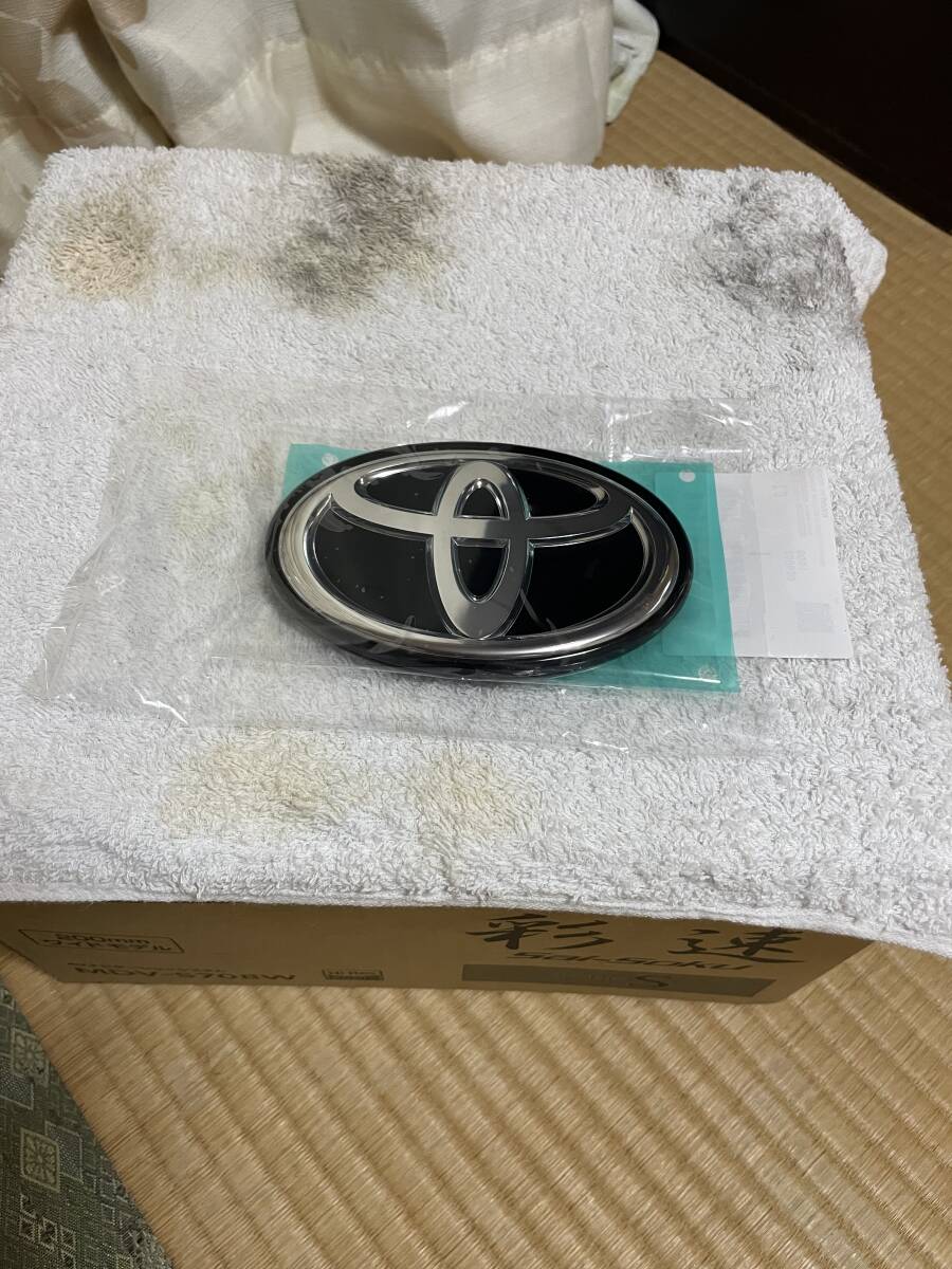 トヨタ純正 GR86.ハリアー.アクア.ヤリス等 フロントリヤ兼用シンボルマーク GR用 新品拍卖