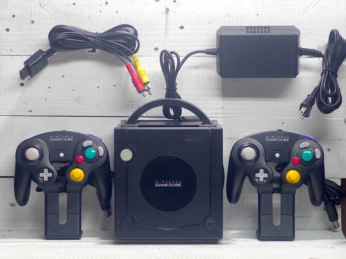 M13755【GC】GAMECUBE D端子あり ディスク読込OK!! 黒 ブラック 本体 コントローラー×2個 映像ケーブル電源付き 80サイズ拍卖