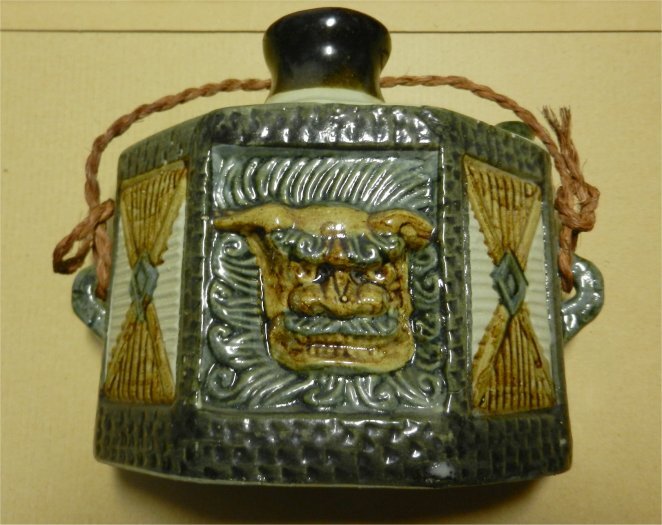 ☆沖縄民芸 琉球 岩古焼 泡盛 シーサー レリーフ紋 「抱瓶 だちびん」 在銘 酒器 ヴィンテージ拍卖