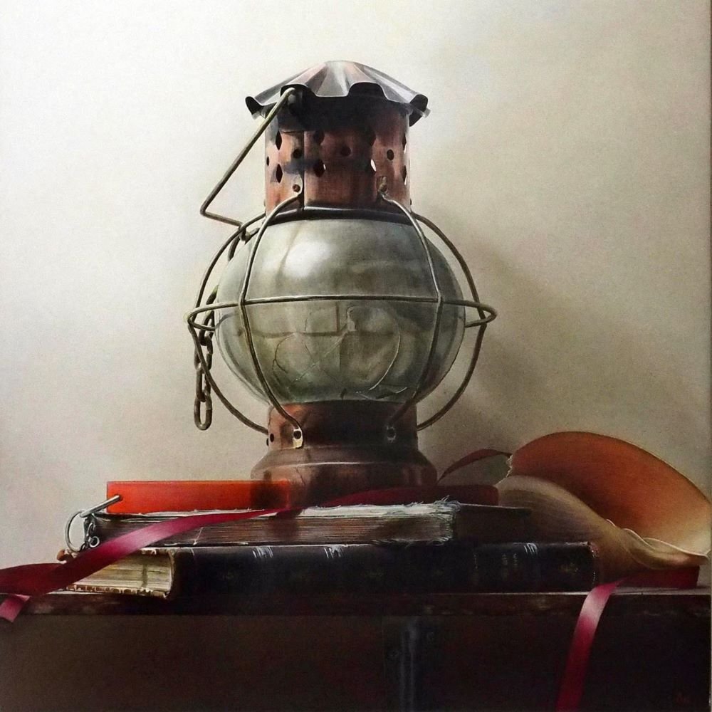 有吉宏朗 「白の静物(赤いリボンとランプ)」 /パネルに油彩10号/2020年制作/広島市立大学大学院修了/春陽会会員/真作保証/ENCHANTE拍卖