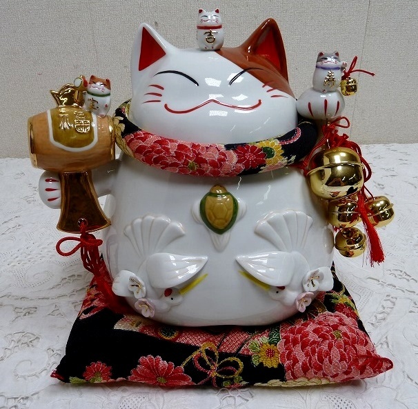 (☆BM)陶器製 招き猫 道楽堂 猫舎本舗 貯金箱 高さ25.5㎝ 縁起物 日本製 置物 招猫 吉祥物 幸符 動物 金運アップ 儲蓄箱 蓄箱 箱拍卖