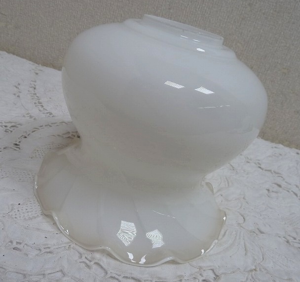 (☆BM)昭和レトロ ガラス製 ランプシェードのみ①ホワイト 白 電傘 テーブルスタンド シャンデリア 照明 アンティーク調拍卖