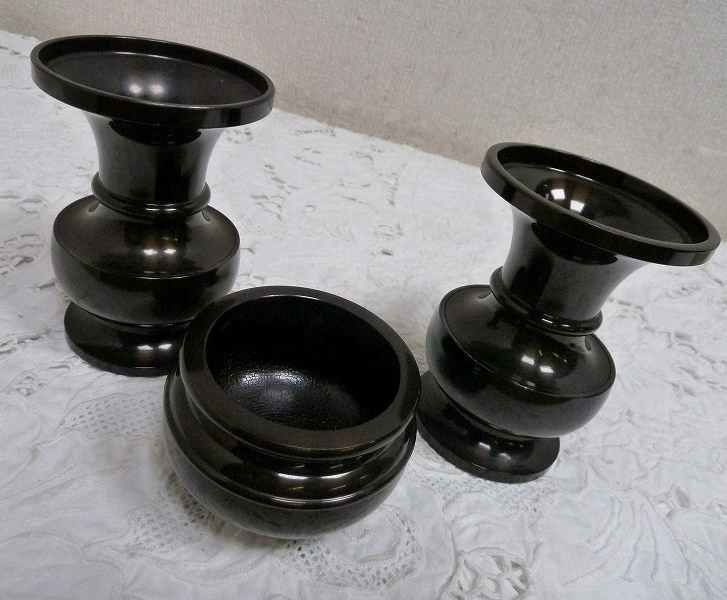 (☆BM)仏具 花立&香炉 計3点 花瓶 線香立て 真鍮製 神具 日本 三つ脚 花器 金属製 無地拍卖