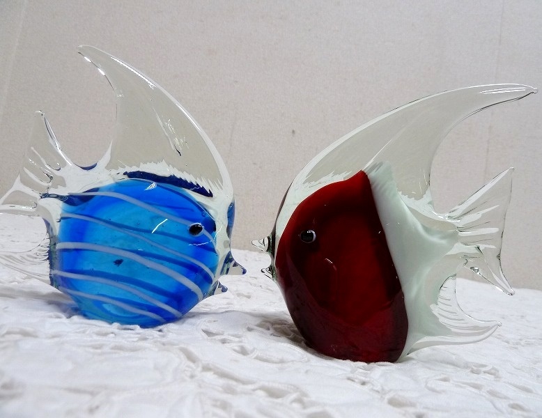 (☆BM)ガラス エンジェルフィッシュ オブジェ 2点 ガラス アート 魚 置物 チョウチョウウオ 赤/青 レッド/ブルー マリン エンゼル拍卖