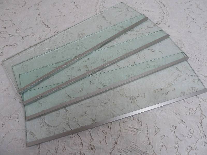 (☆BM)ガラス板④4枚 棚用 飾り棚 横幅57.5㎝ 内装 サッシ付き キャビネット 内装 住宅 建具 材料 パーツ DIY パーツ建材拍卖