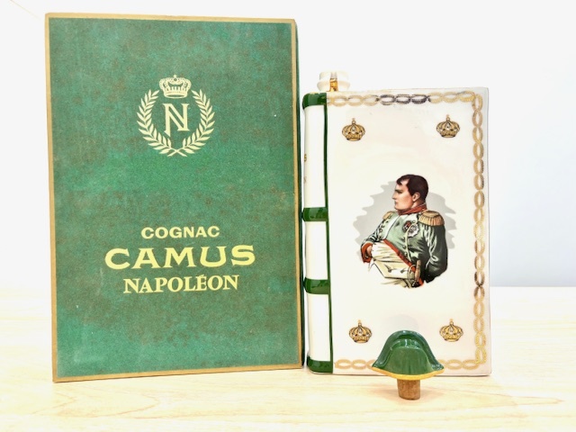 G854C カミュ ブック ナポレオン 白陶器 CAMUS NAPOLEON コニャック ブランデー 総重量約1149g 未開栓 長期保管品 箱付 替栓 現状品拍卖