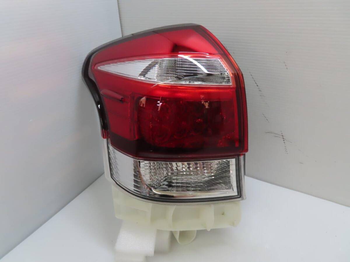 美品/破損無し H【C1640】NZE161G/NKE165G カローラ フィールダー【後期】テールライト/テールランプ 左【81561-13770/13-107 刻印 K】拍卖