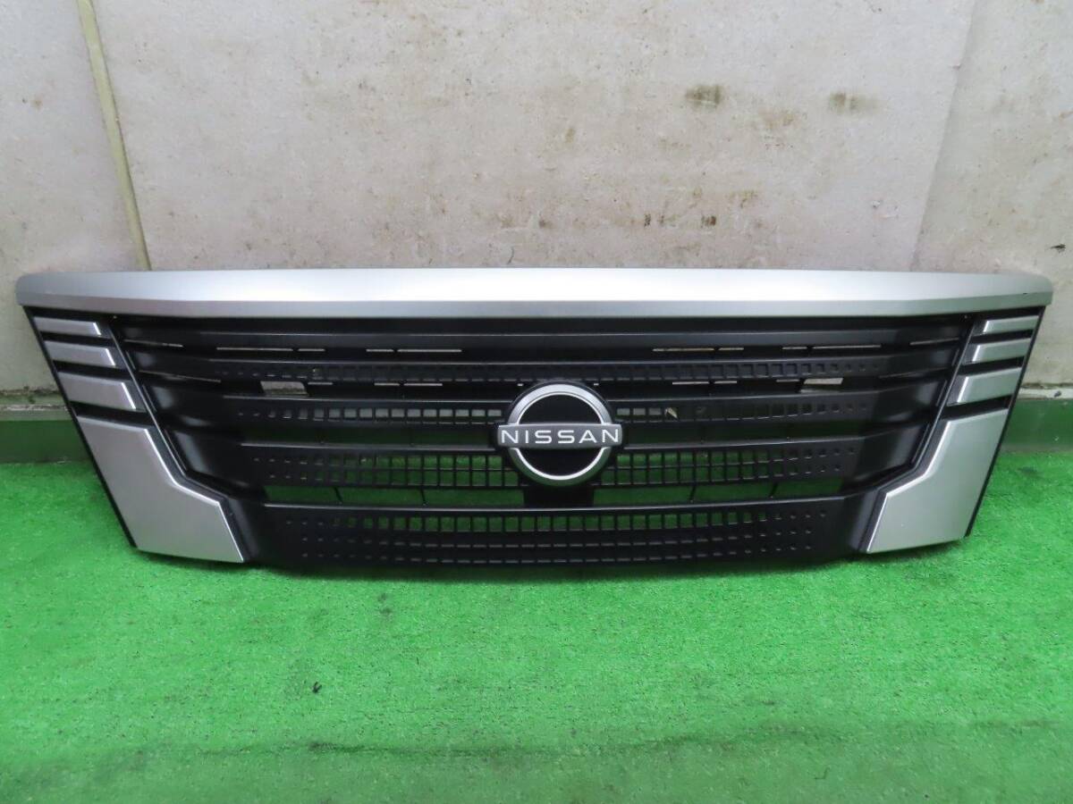 Q【C1648】VN2E26/E26 キャラバン【後期】フロントグリル ブリリアントシルバー K23【62310-5YJ0D】拍卖