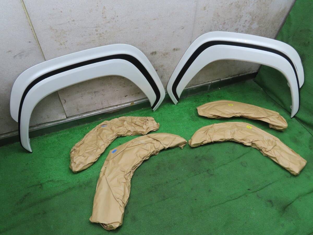 Q【C1652】FJA300W/VJA300W ランドクルーザー/ランクル【モデリスタ】フェンダーガーニッシュ パール/090【MSD15-60001-A2】拍卖