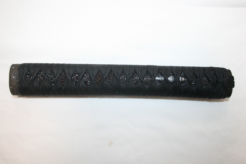 美品! 実戦天正巻き柄前26㎝ 新調正絹巻き/木柄本鮫皮親鮫付/鉄地点銀象嵌入り縁金/黒水牛角製柄頭/銀鍍金真鍮地法具目貫/菱紙入り!拍卖