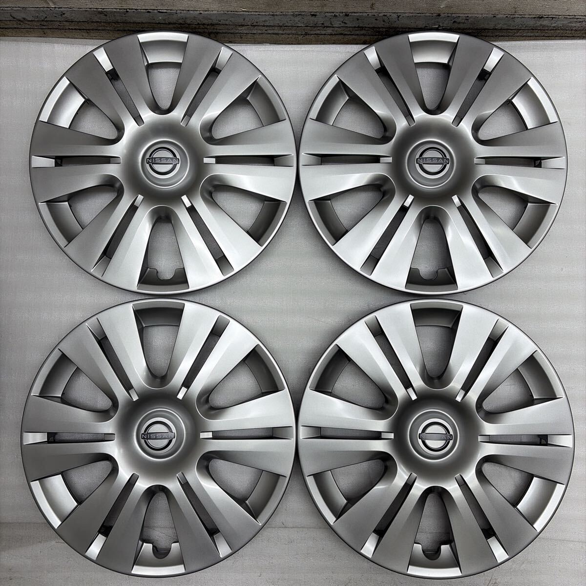 新車外し.超美品☆NISSAN 日産純正☆NV350系.E26 キャラバン☆15インチ 純正ホイールキャップ☆4枚set☆40315-5YE0C☆シルバー☆セレナ等拍卖
