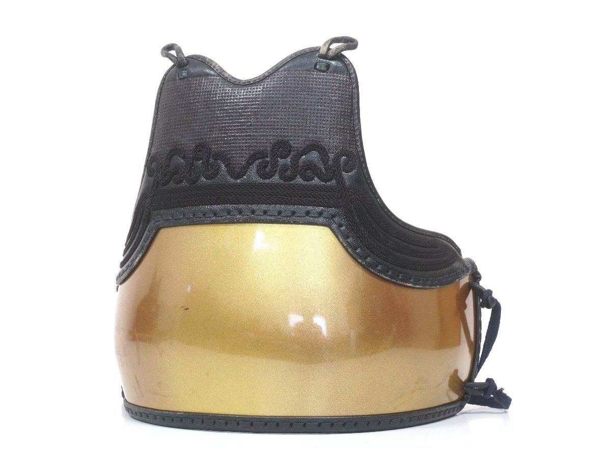 t0870◇胴単品◆竹胴型樹脂胴◆変わり塗◆金梨地◆S字雲飾赤碁盤刺胸◆三本足◆剣道防具拍卖