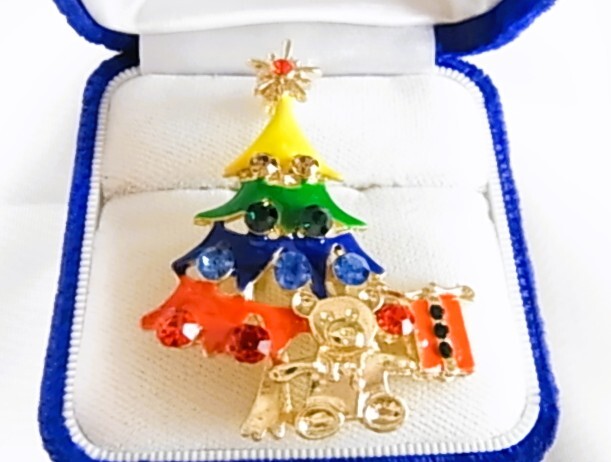 新品未使用品 テディベアとクリスマスツリーのモチーフ カラフルなエナメル加工クリスマスカラーの本体にキラキラストーン輝くブローチ♯拍卖