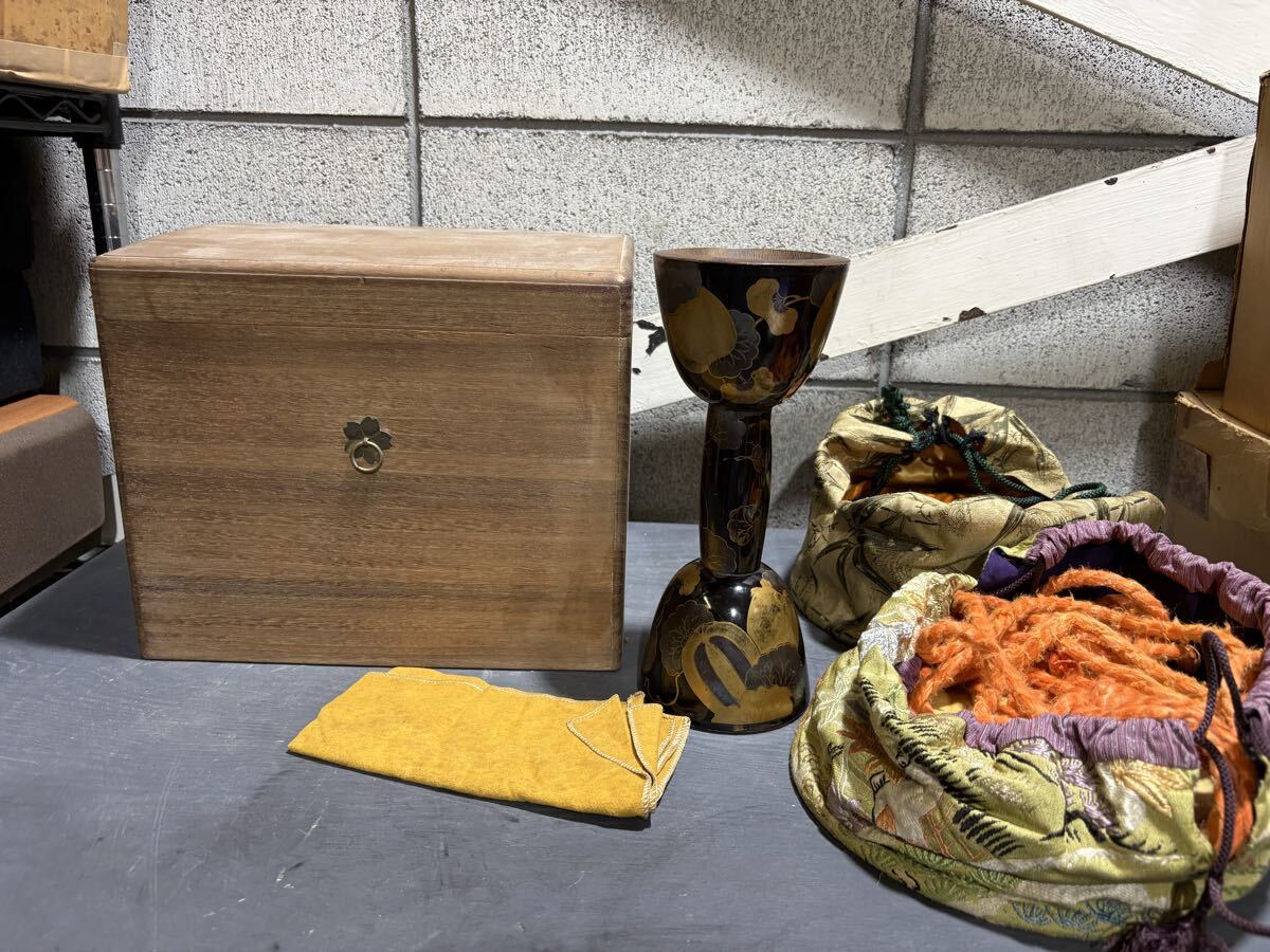 1円から 小鼓 葉紋 花紋 蒔絵 鼓 打楽器 和楽器 能楽 雅楽鼓 漆塗 古道具 民藝 小鼓 和楽器 鼓 皷 つづみ 調べ緒 古革 在銘 江戸時代 木箱拍卖
