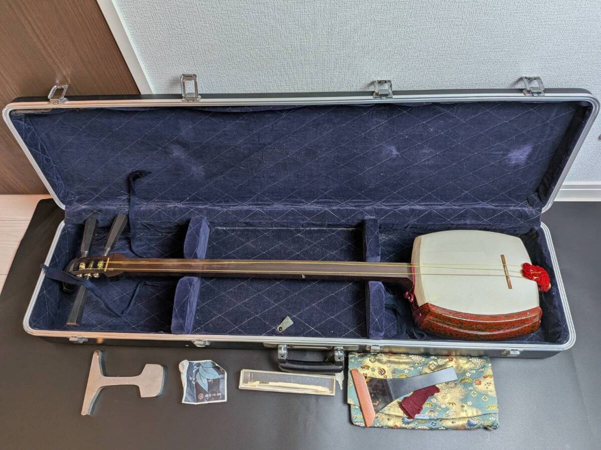 三味線 付属品付き ケース付き 三味線撥 べっ甲 忍び駒 和楽器 弦打楽器 ハードケース ブラック×ネイビー 裏面破れあり拍卖