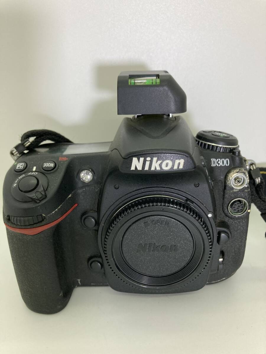 Nikon D300 ニコン 2102232 デジタル一眼レフカメラ ブラック ショルダー紐付き 水準器付き 動作未確認 現状品拍卖