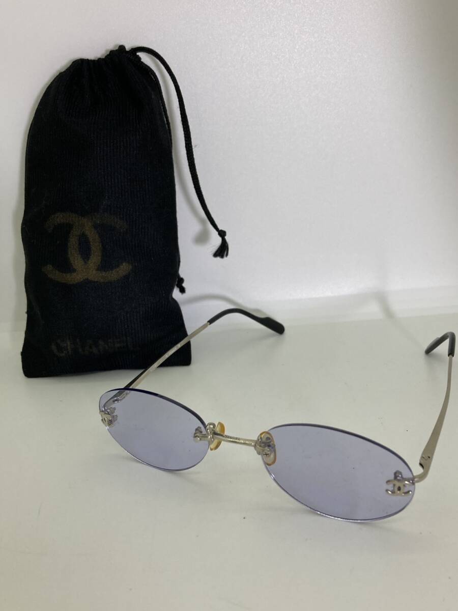 CHANEL シャネル サングラス 袋付き MADE IN FRANCE ブルーパープル系レンズ シルバー ロゴ入り 中古 ネジ緩みあり フレームレス リムレス拍卖