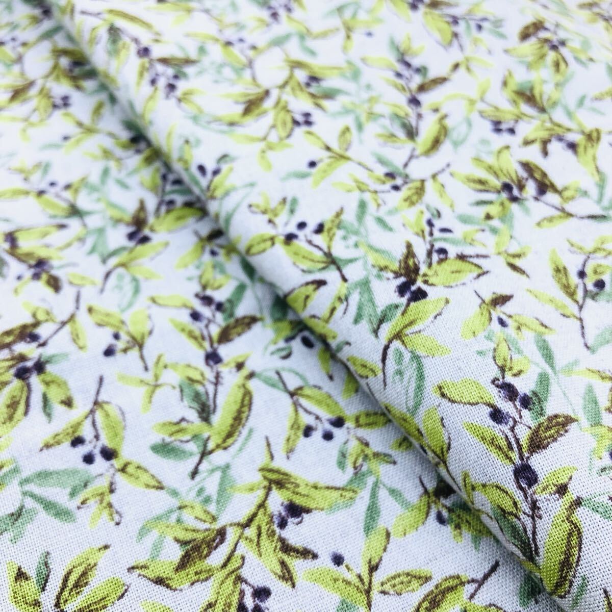 1m オリーブの実 日本製 コットンリネンシーチング 生地 はぎれ 108×100 ボタニカル エアータンブラー加工 グレー拍卖