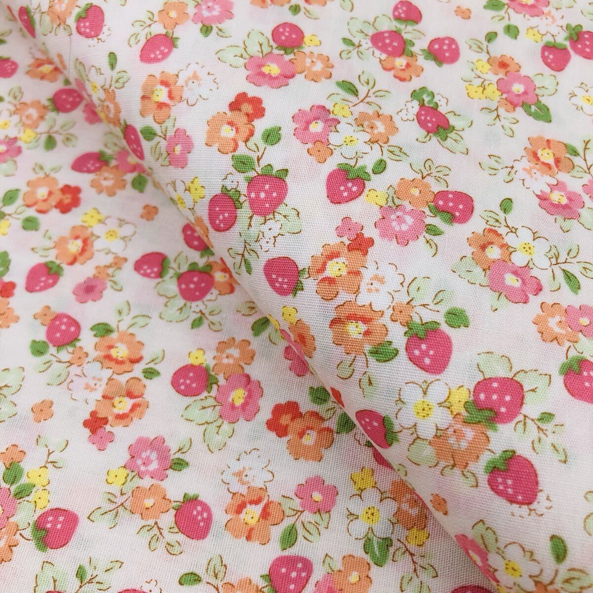 50cm いちご ブロード 可愛いいちご 生地 花柄 フルーツ柄 はぎれ 小花108×50 綿生地 オレンジ色の花 ピンク こちらでラストです拍卖