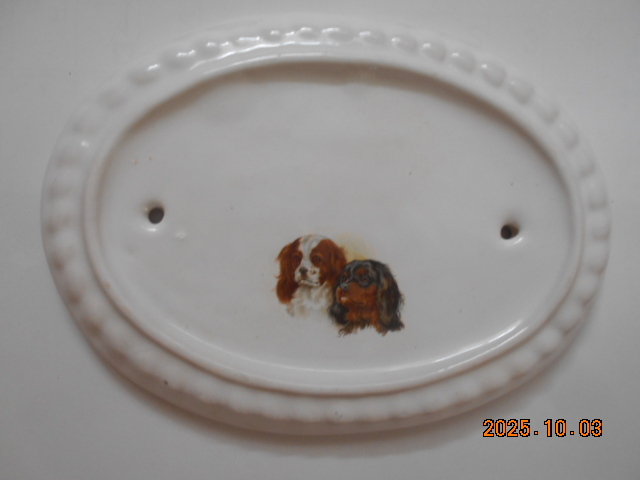 キャバリア ブレンハイム&ブラック&タン 陶器プレート。拍卖