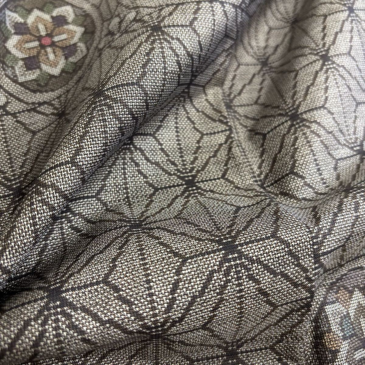 本場大島紬 茶泥染 カタス式 九マルキ 裄66 麻の葉模様 素敵な絣柄 正絹 着物 F-482拍卖