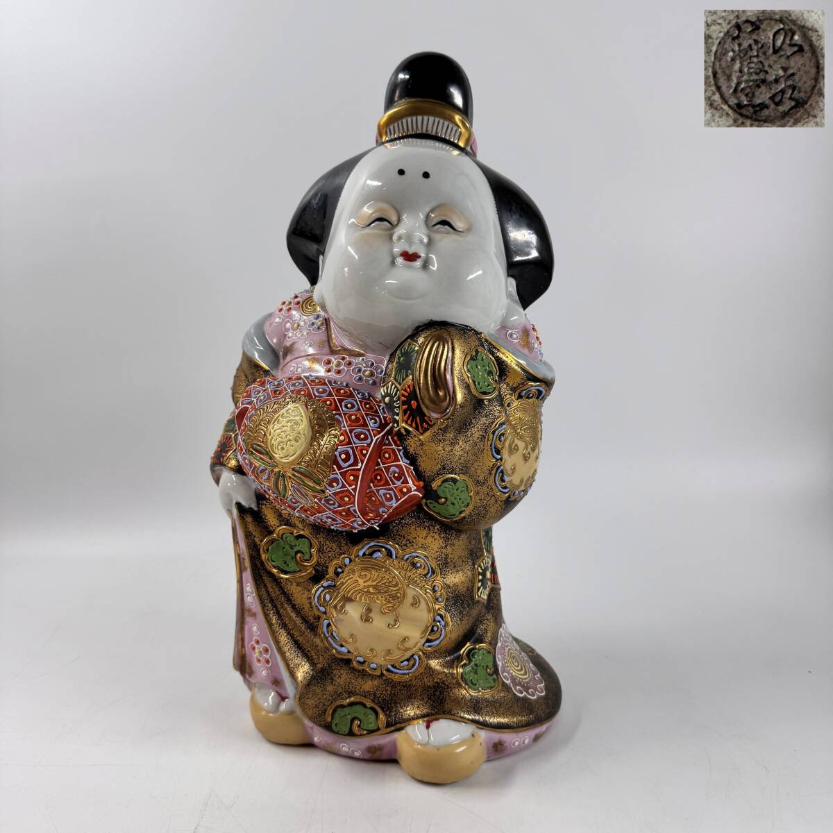 【62592Q】九谷焼 八幡窯 御多福人形 金彩 色絵 祥瑞文 陶器人形 高さ33.5㎝ 時代物 縁起物 商売繁盛 千客万来 経年保管品 現状品拍卖