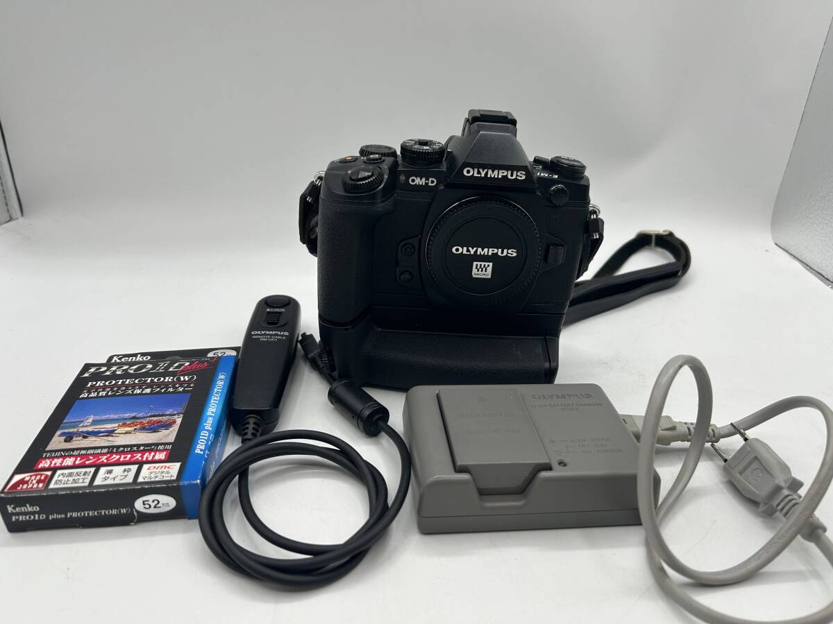 N43119☆ OLYMPUS オリンパス OM-D E-M1 ボディ ミラーレス一眼カメラ グリップ 予備バッテリ リモートケーブル付き プロテクター拍卖