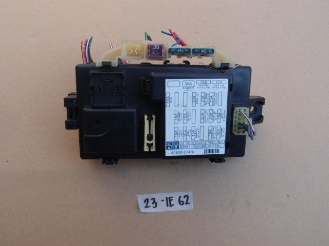 ☆ ダイハツ テリオス キッド J111G H15年 室内 ヒューズ リレーボックス 82600-87410 23-1E62拍卖