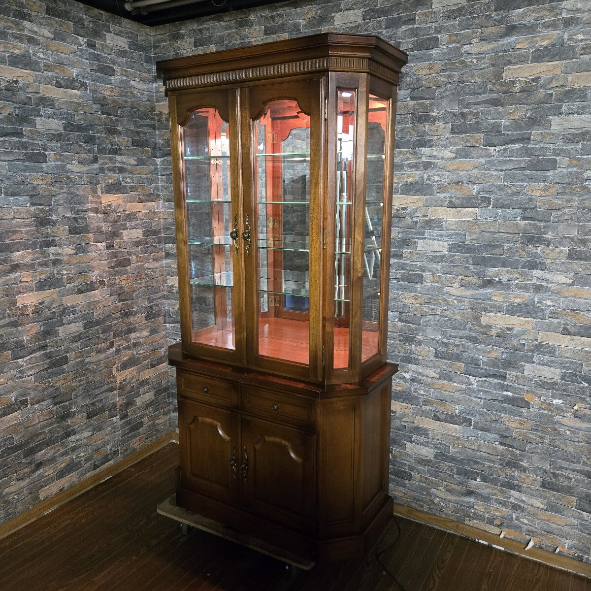 ★☆5h012 KOSUGA コスガ キュリオケース ガラスキャビネット W1020×D450×H1902 飾り棚 引き出し 収納棚 モダン 照明点灯確認♪☆★拍卖