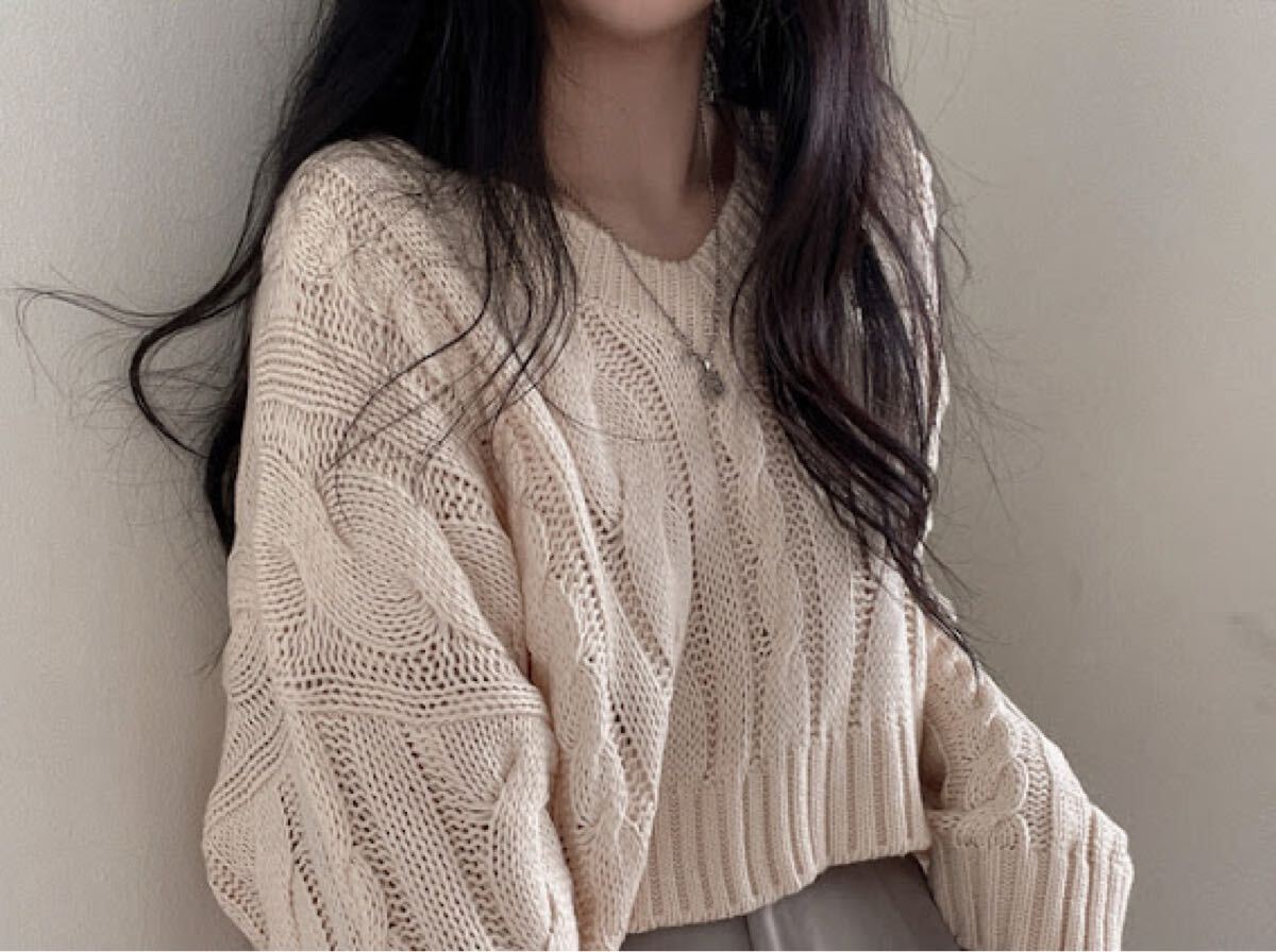 【新品傷なし】 Vネックケーブルニットセーターショート丈 オフホワイト ホワイト ゆったり 長袖拍卖