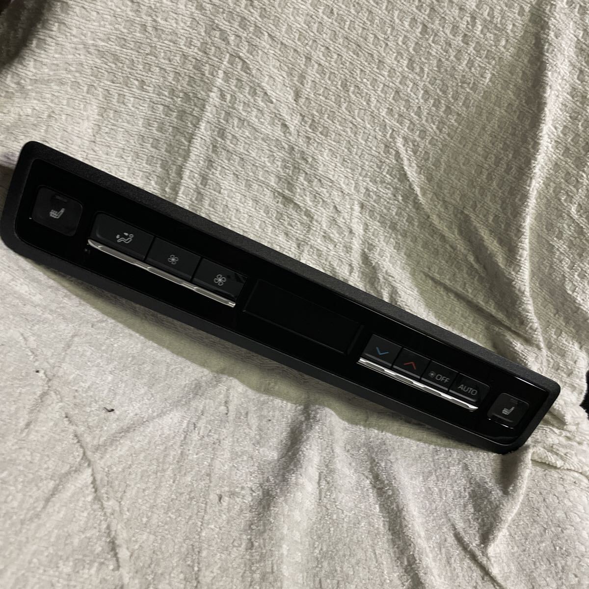 ヴォクシー ZWR95 90系 純正 リアエアコンスイッチ シートヒーター付 84010-28360拍卖