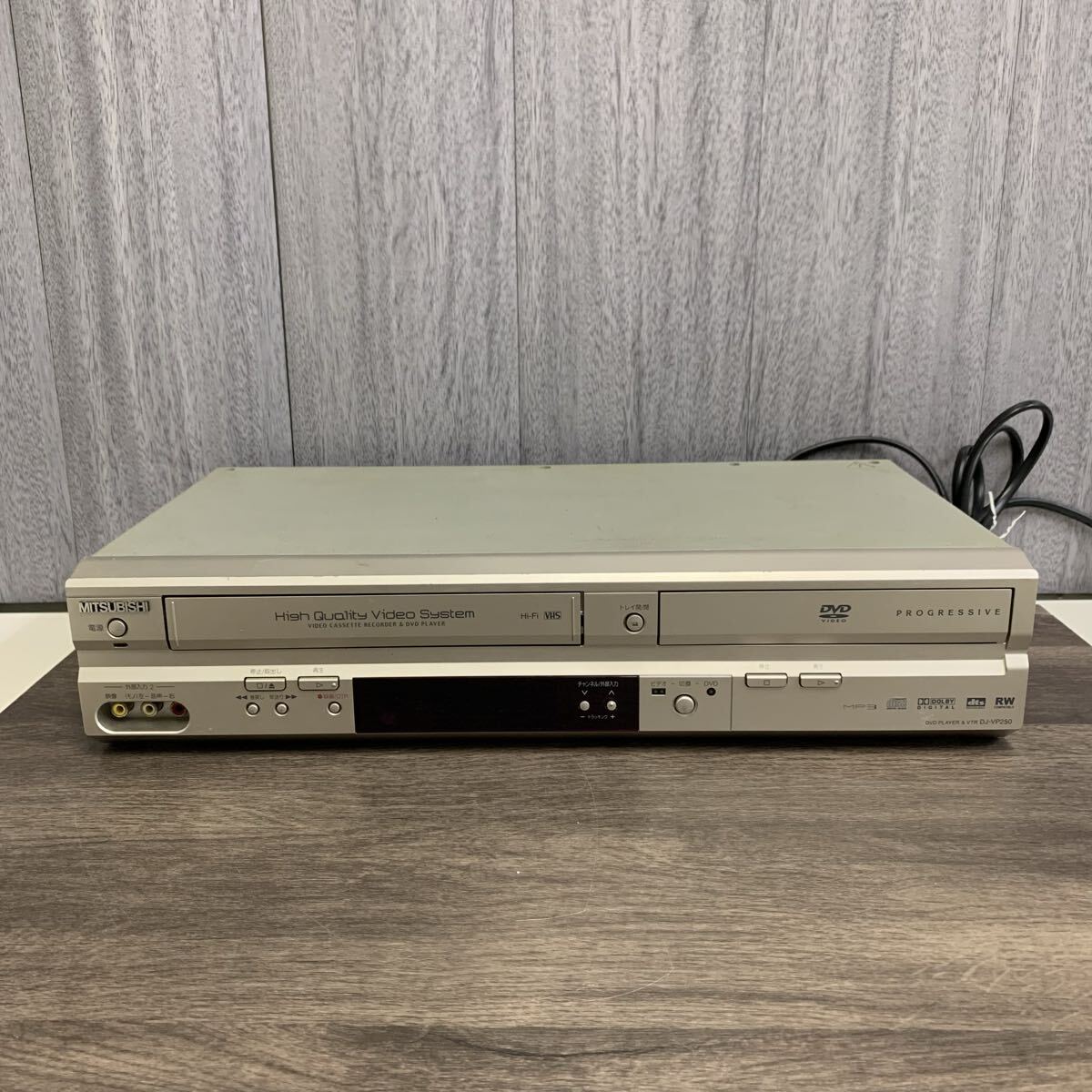 y102204m 三菱 MISUBISHI DJ-VP250 DVDプレイヤー 一体型ビデオデッキ 音響機材 オーディオ 2005年製拍卖