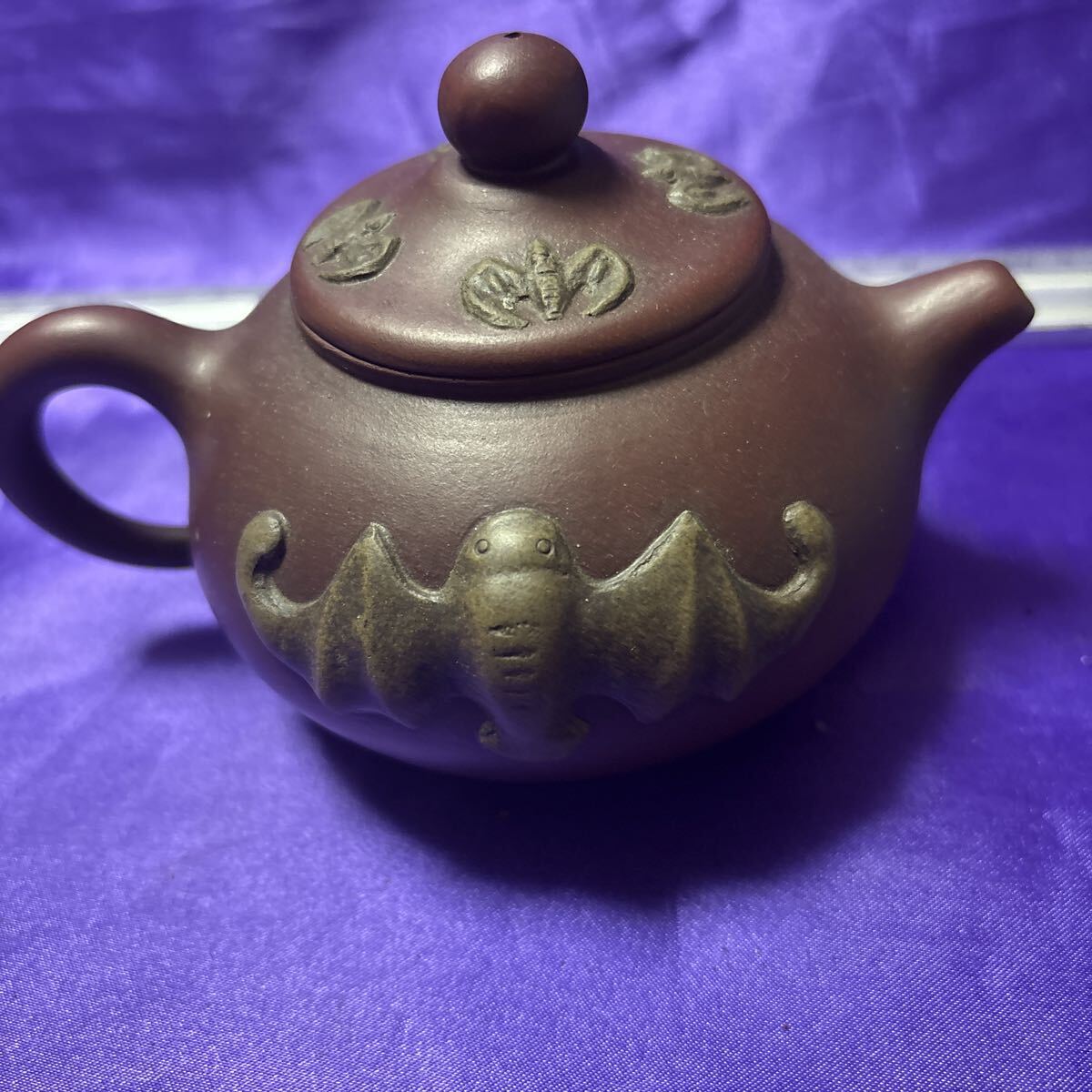 国家工芸美術 徐琴製  コウモリ飾朱泥 中国宜興  紫砂 急須 煎茶道具 茶道具 在銘拍卖