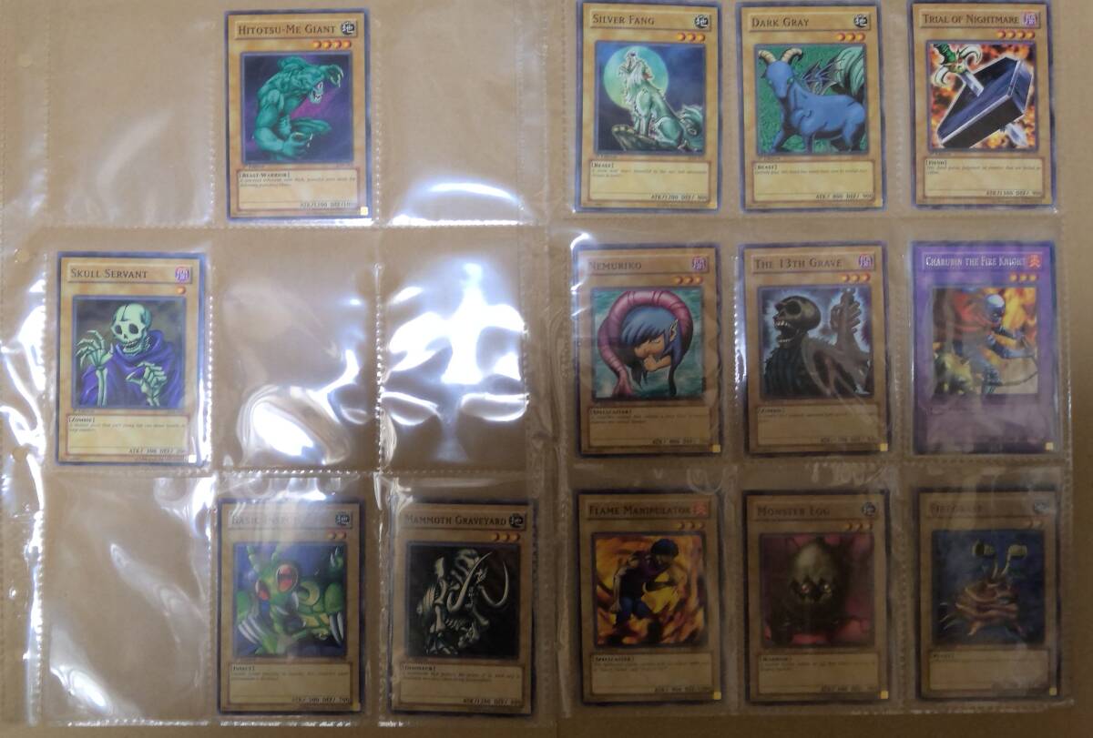 トレカ TCG 遊戯王 右下のホロが金色 ノーマル約80枚 文字が銀色が約10枚 まとめて 多分古いもの拍卖