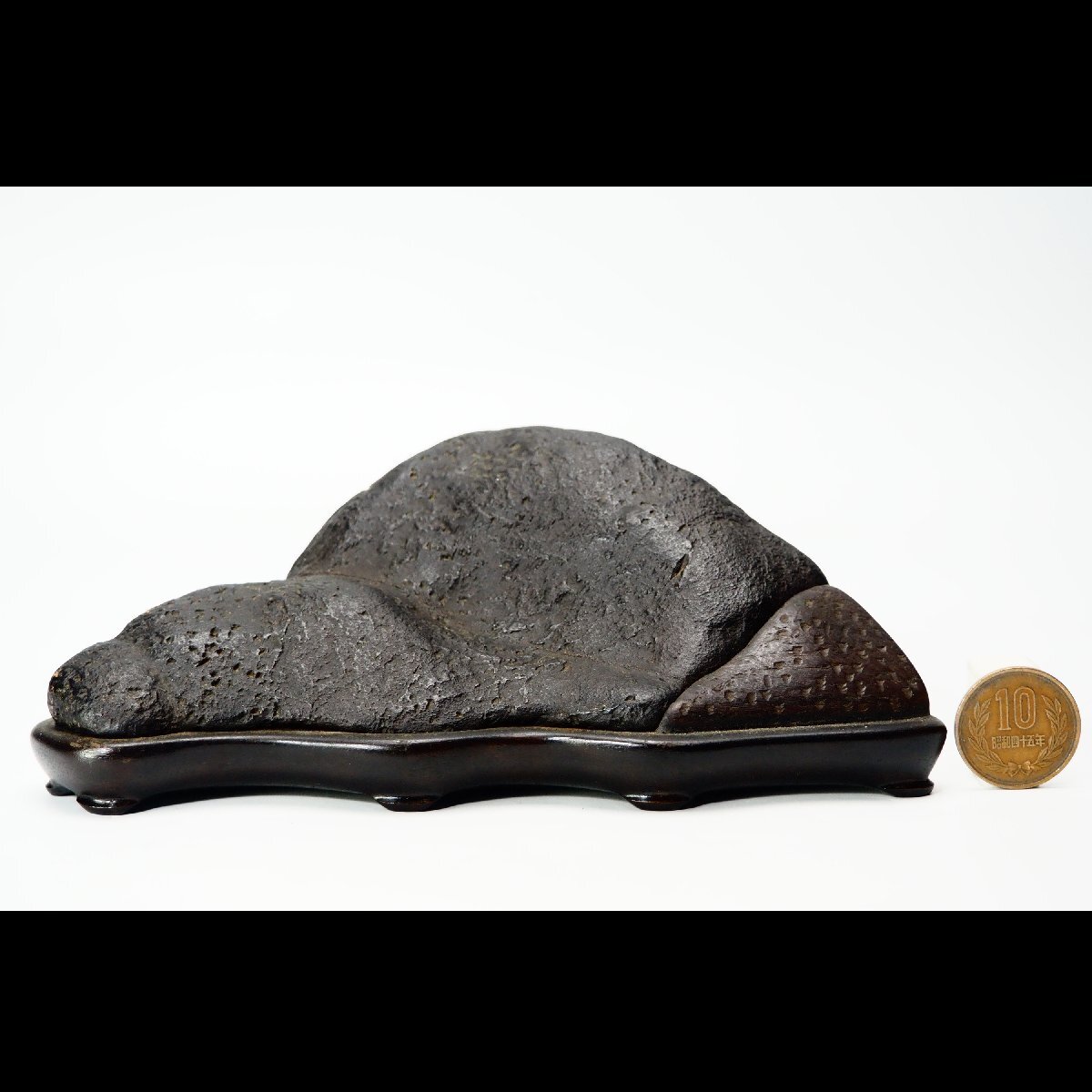 【治】自然石天然石 盆石置物☆唐木台座付 台込幅 16.8cm (検索:水石 奇石 盆景 盆石 盆栽 岩石 飾石 鉱石 観賞石 古い 時代) RJ088拍卖