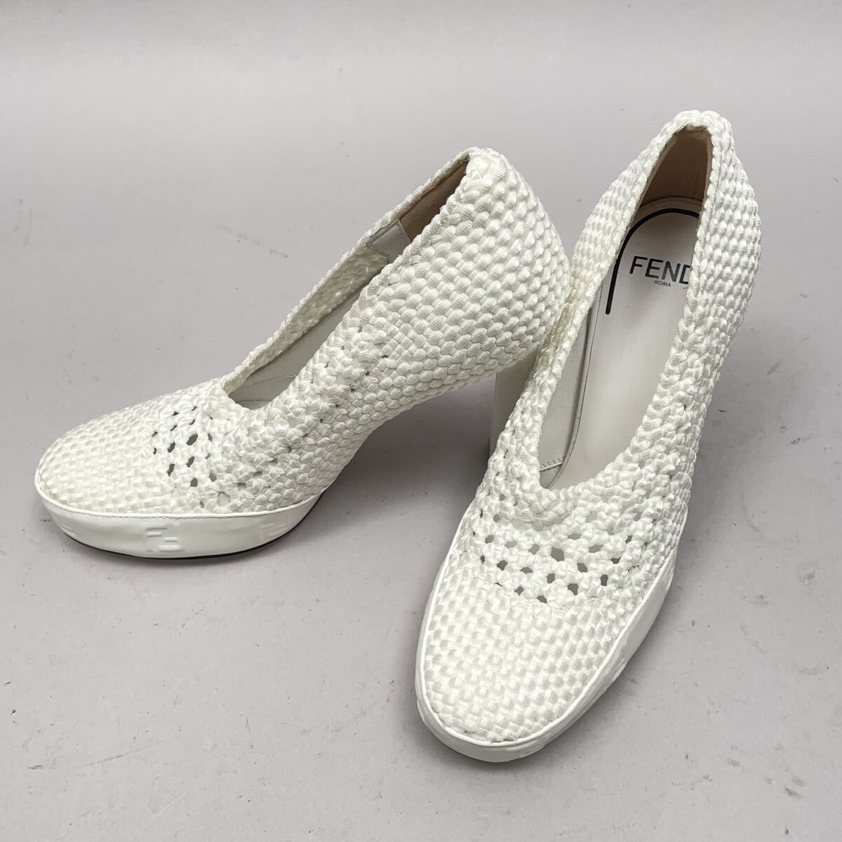 正規品 キレイ 新ロゴ 現行ロゴフェンディ パンプス ヒール 白 編み込みデザイン 34 J5-33拍卖