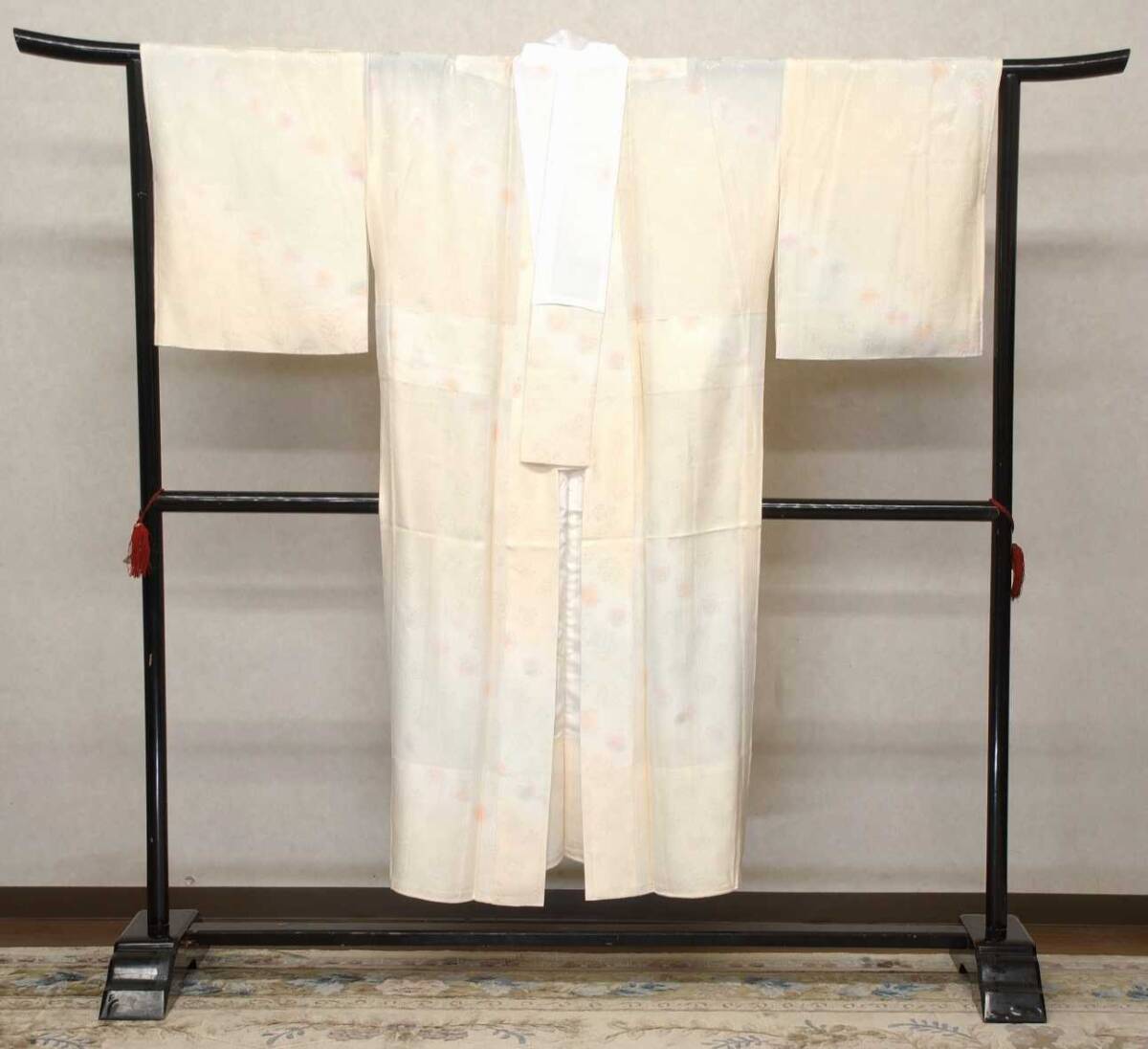 ☆長襦袢☆単衣 袖無双 クリーム色地 かわいい花の綸子 居敷当て付 裄67cm 半衿付☆キレイ拍卖