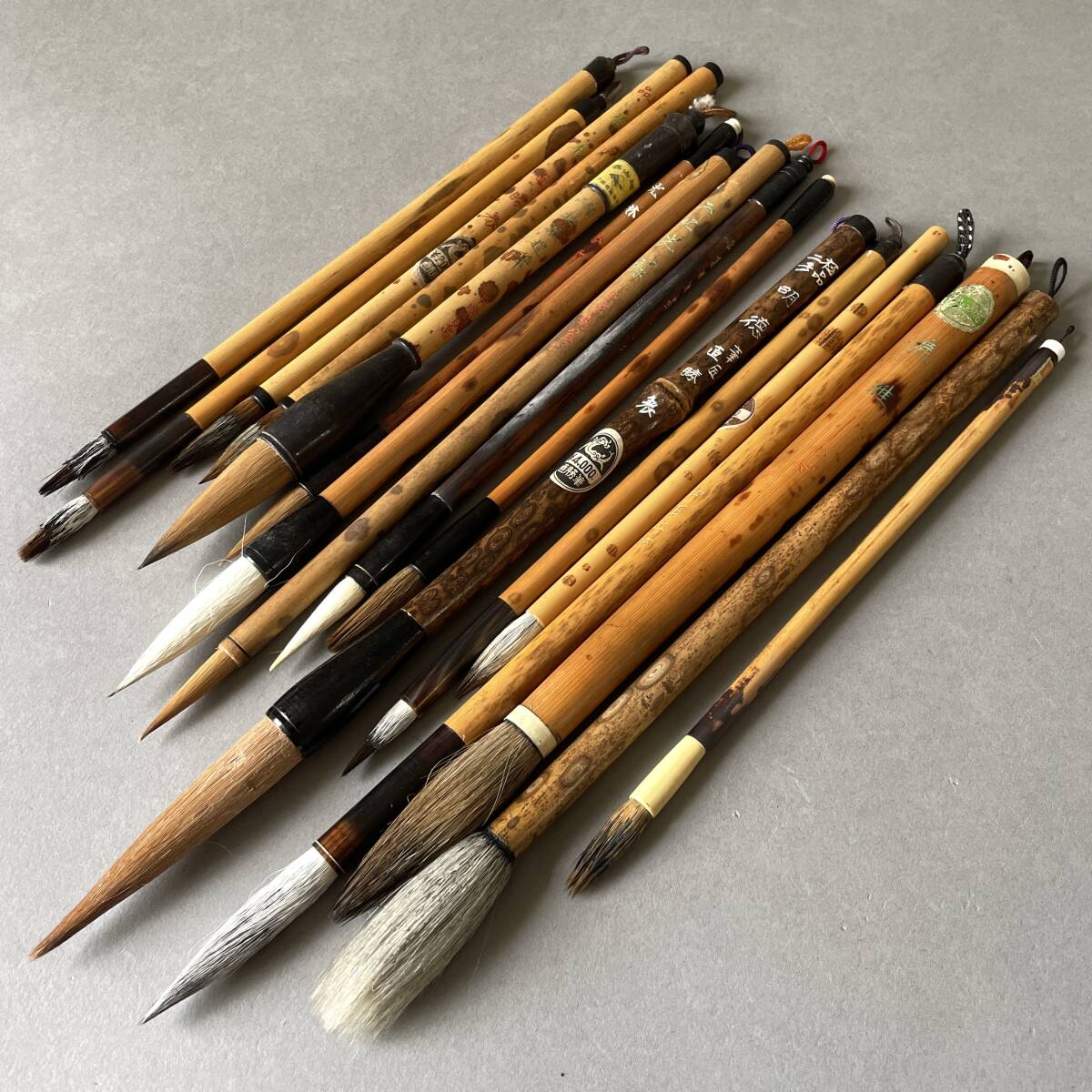 MS3495 唐筆 和筆 斑竹 筆 約17点 まとめて 秀州湖/北京/青島/青旅/直勝/しかや/あかしや/久保田ほか (検)兼毫 中国筆 高級 書道具 墨 硯拍卖