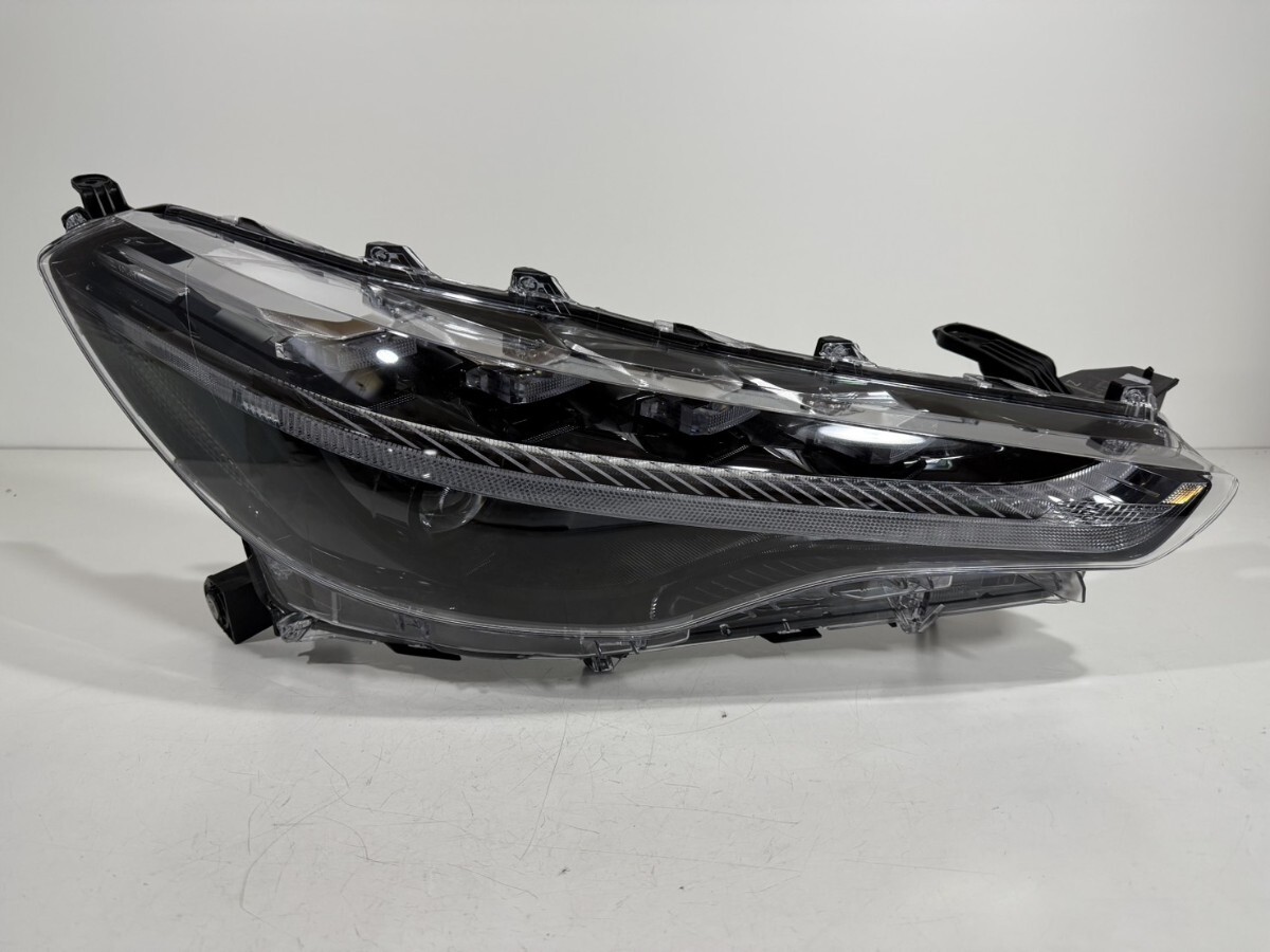 トヨタ 純正 ZSG10/ZVG11/ZVG15 カローラ クロス LED ヘッドライト 右側 HASCO 16-177 刻印 Z 棚番L-1572拍卖