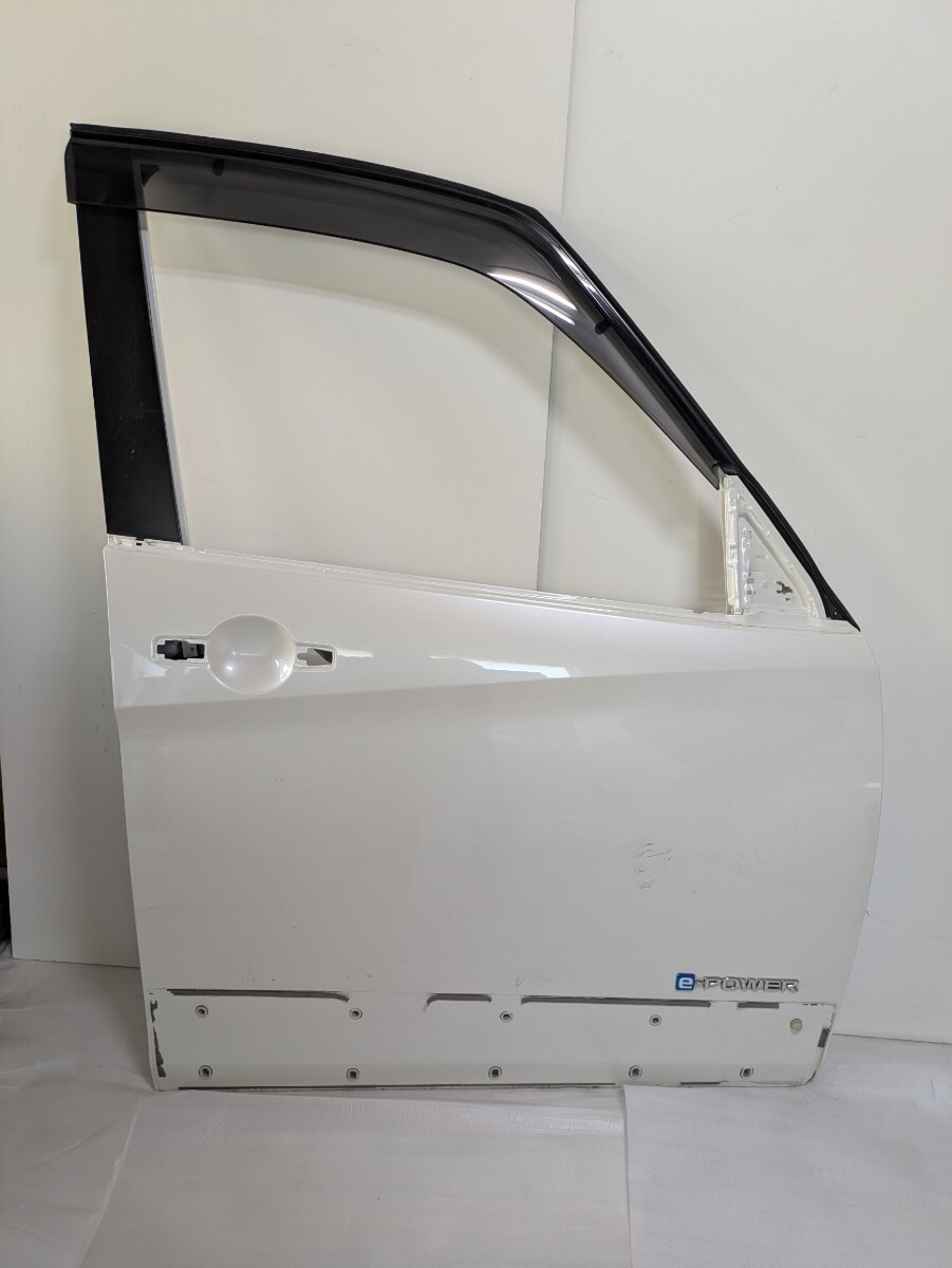 日産純正 C27/GC27/GFC27/HFC27 セレナ e-POWER フロント ドア 右側 パールホワイト 棚番G-1209拍卖
