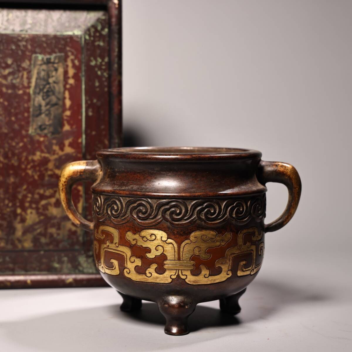 唐物 明 宣德年製 純紫銅 純手工高浮彫鏨刻 塗金香爐 配老木頭盒 香道具 銅製 銅器 極細工 古美術品 中国古玩 骨董品 D610拍卖