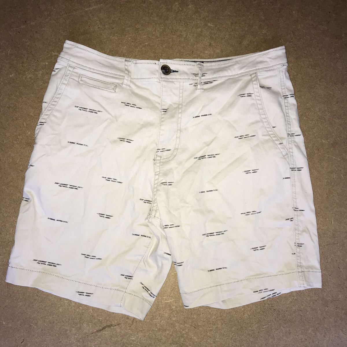 7-6 AMERICAN EAGLE OUTFITTERS 総柄 ショートパンツ ホワイト 32 アメリカンイーグル拍卖