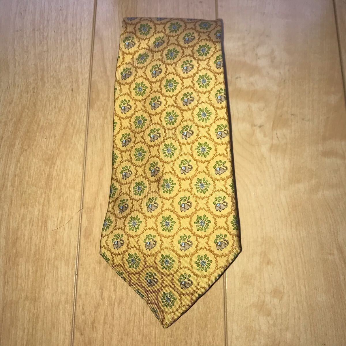 イタリー製 フェラガモ シルクネクタイ 107-1-314 イエロー拍卖